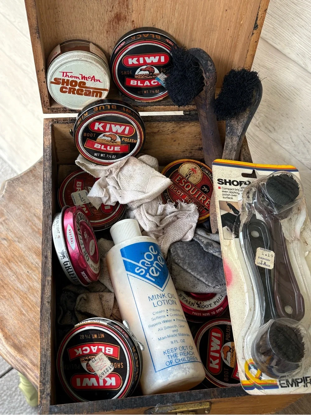 VTG Griffin Shinemaster wooden shoe shine box with tins of polish